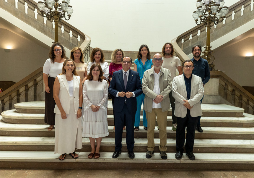 El rector, organitzadors i persones guardonades premis Manuel Castillo 2025.